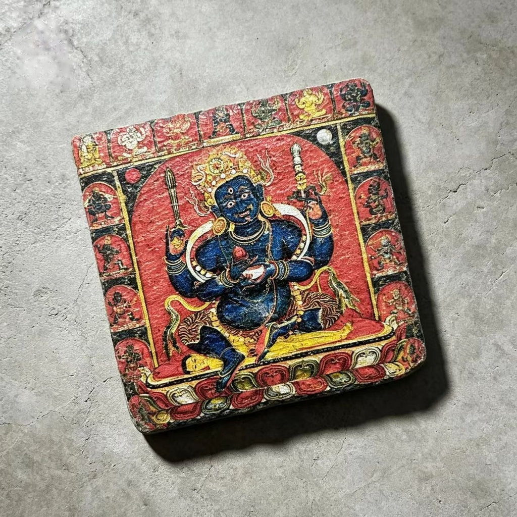 四臂大黑天黑石板藝術小品，斜角展示 UV 印刷圖案與石板厚度。