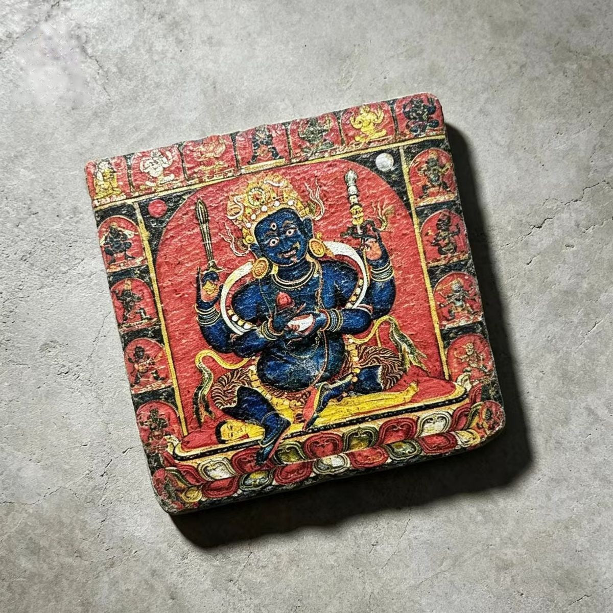 四臂大黑天黑石板藝術小品，斜角展示 UV 印刷圖案與石板厚度。