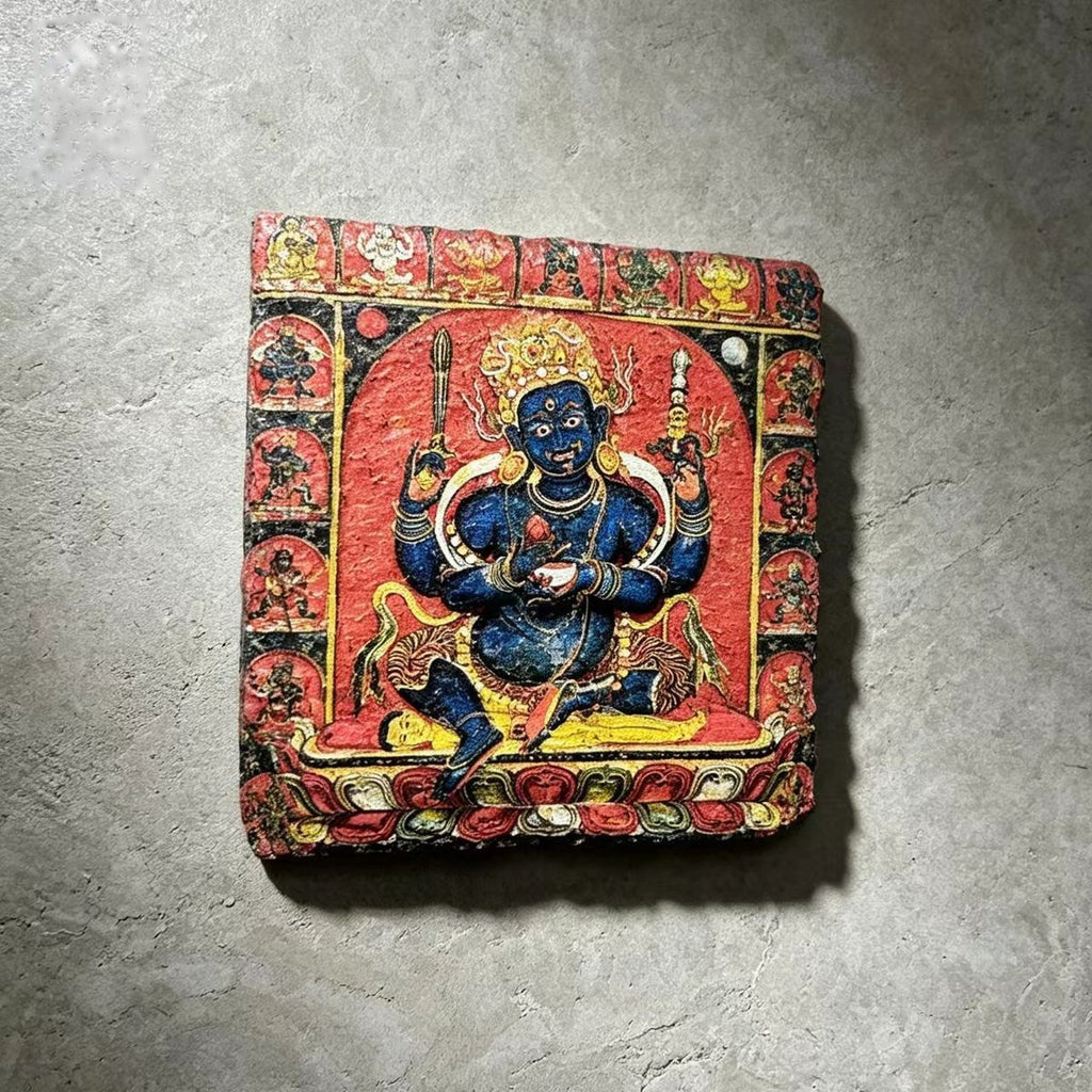 四臂大黑天黑石板藝術小品，斜角展示 UV 印刷圖案與石板厚度。