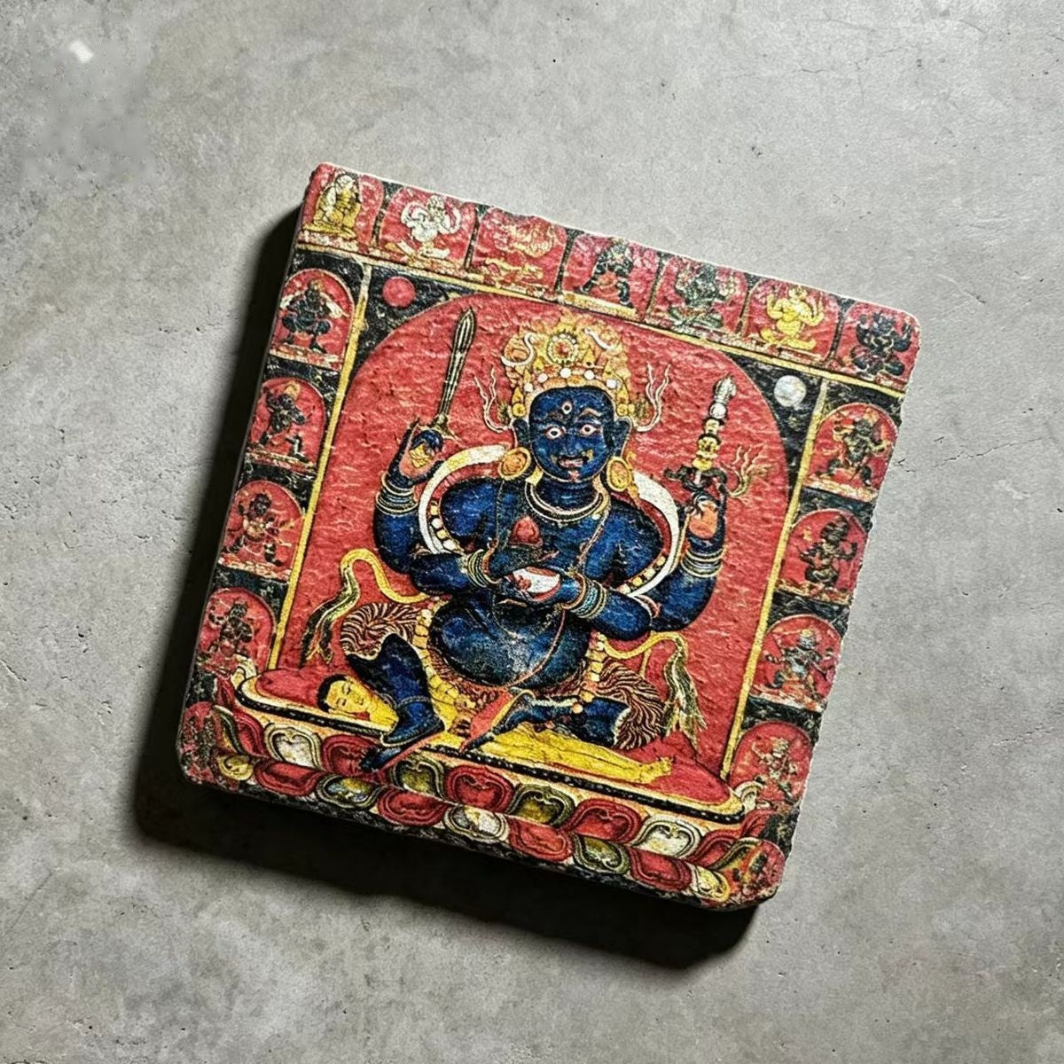 四臂大黑天黑石板藝術小品，斜角展示 UV 印刷圖案與石板厚度。